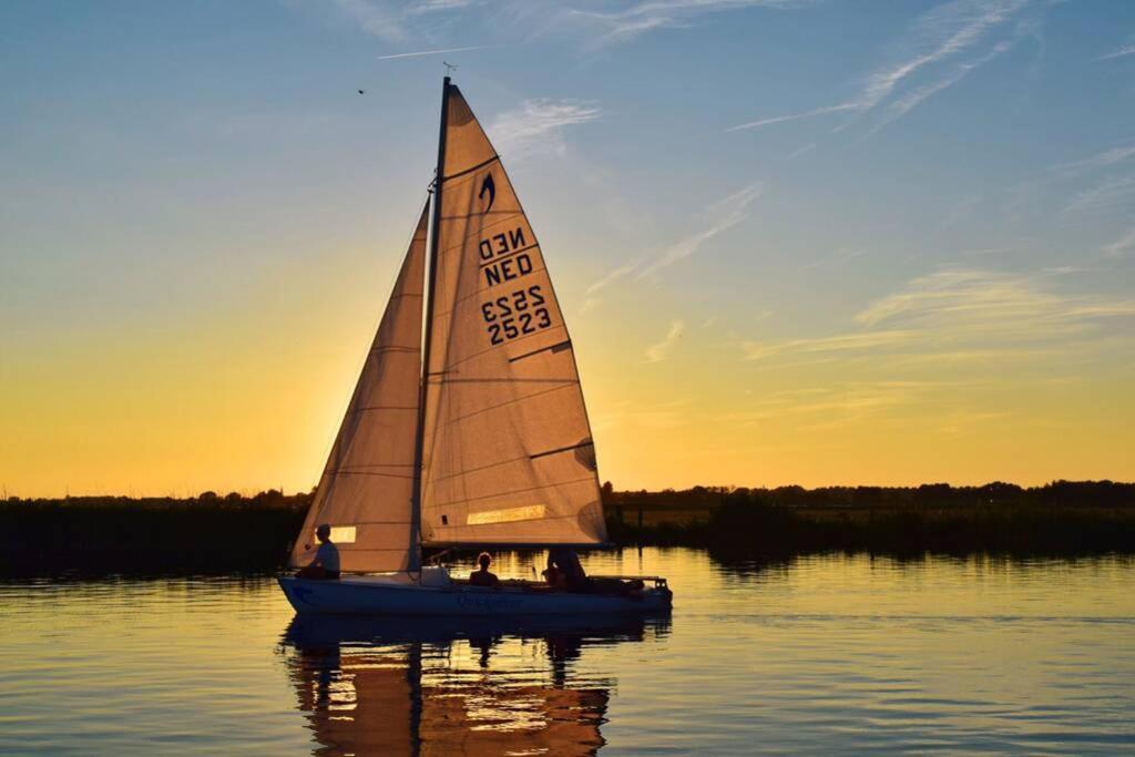 Mooi Vakantiehuis Prachtig Gelegen Aan Het Water Rijpwetering Zewnętrze zdjęcie